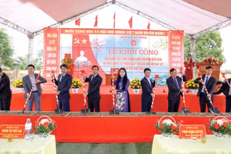 Bí thư Tỉnh ủy Hoàng Thị Thúy Lan khởi công công trình làng văn hóa kiểu mẫu thôn Bàn Mạch, xã Lý Nhân, huyện Vĩnh Tường.