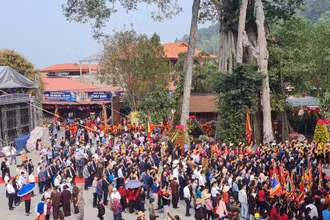 Hàng vạn du khách tham dự lễ hội Tây Thiên.
