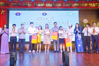 Bí thư Tỉnh ủy Hoàng Thị Thúy Lan tặng quà cho các cặp vợ chồng vô sinh, hiếm muộn.
