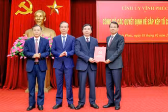 Bí thư Tỉnh ủy Đặng Xuân Phong trao Quyết định về thành lập Đảng bộ Các cơ quan Đảng tỉnh Vĩnh Phúc trực thuộc Tỉnh ủy.