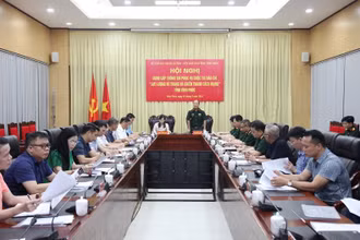 Đại tá Hoàng Nam Chung, Chính ủy Bộ Chỉ huy Quân sự tỉnh Vĩnh Phúc trao đổi thông tin về cuộc thi báo chí.