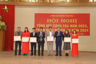 Lãnh đạo huyện Tam Đảo khen thưởng các chi bộ, đảng bộ hoàn thành xuất sắc nhiệm vụ năm 2023.