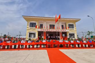 Các đồng chí lãnh đạo cắt băng khánh thành tổ hợp văn hóa, thể thao.