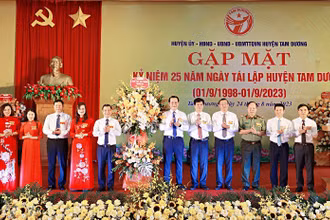 Các đồng chí lãnh đạo tỉnh Vĩnh Phúc chúc mừng huyện Tam Dương.