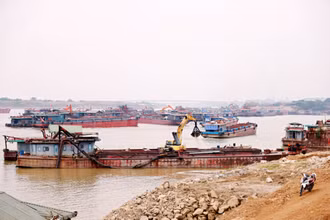 Hoạt động kinh doanh vận tải thủy tại thôn Việt An rất sôi động.