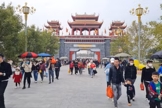 Đông đảo du khách đến Khu danh thắng Tây Thiên tại huyện Tam Đảo sáng 29/1.