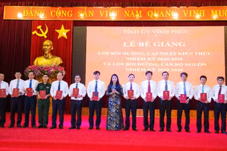 Bí thư Tỉnh ủy Hoàng Thị Thúy Lan trao giấy chứng nhận hoàn thành khóa học cho các học viên.