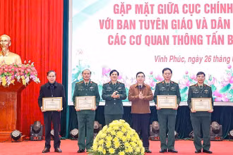 Lãnh đạo Bộ Tư lệnh Quân khu 2 và tỉnh Vĩnh Phúc trao bằng khen cho các tập thể. 
