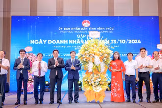 Lãnh đạo tỉnh Vĩnh Phúc chúc mừng Hiệp hội Doanh nghiệp tỉnh. 