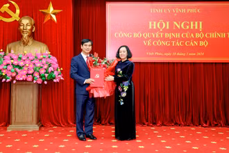 Đồng chí Trương Thị Mai trao quyết định cho đồng chí Dương Văn An.