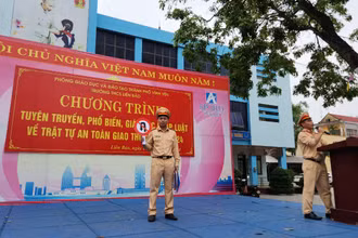 Cảnh sát giao thông thành phố Vĩnh Yên tuyên truyền pháp luật giao thông tại trường học.