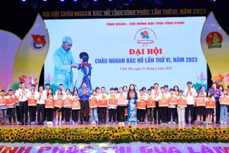 Lãnh đạo tỉnh và Trung ương Đoàn tặng giấy khen cho các đại biểu "Cháu ngoan Bác Hồ" tiêu biểu.