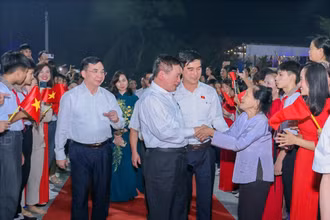 Phó Thủ tướng Hồ Đức Phớc và lãnh đạo Tỉnh ủy Vĩnh Phúc chung vui với nhân dân thôn Chiến Thắng.