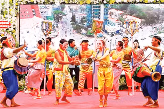 Tiết mục văn nghệ mừng Tết Chôl Chnăm Thmây.