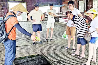 Hướng dẫn viên du lịch tác nghiệp tại cồn Sơn (Cần Thơ).
