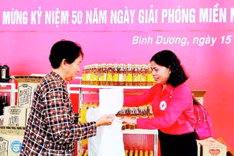 Phiên chợ 0 đồng tại Bình Dương giúp người dân có hoàn cảnh khó khăn được mua hàng hóa thiết yếu miễn phí.