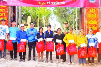 Lãnh đạo Tỉnh đoàn Điện Biên cùng cán bộ, chiến sĩ Bộ đội Biên phòng Điện Biên trao quà tặng hộ nghèo, học sinh ở khu vực biên giới Nà Bủng.