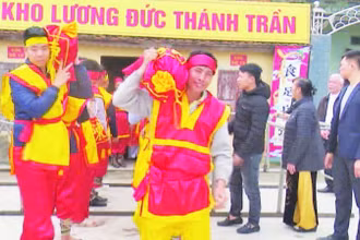 Nghi thức vận chuyển lương thảo vào đền để chuẩn bị phát lương cho nhân dân.