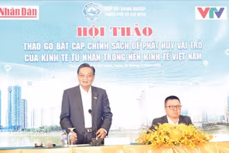 Các đại biểu chủ tọa Hội thảo "Tháo gỡ bất cập chính sách để phát huy vai trò của kinh tế tư nhân trong nền kinh tế Việt Nam". (Ảnh THẾ ANH)