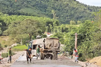 Xây dựng đường giao thông nông thôn ở bản Búng, xã Môn Sơn, huyện Con Cuông, khu vực nằm trong vùng lõi Vườn quốc gia Pù Mát. 