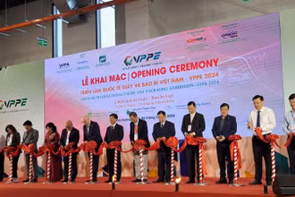 Các đại biểu thực hiện nghi thức khai mạc triển lãm.