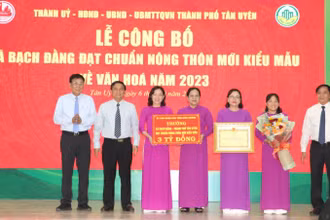 Lãnh đạo tỉnh Bình Dương trao Quyết định công nhận và phần thưởng cho xã Bạch Đằng đạt chuẩn nông thôn mới kiểu mẫu về văn hóa.