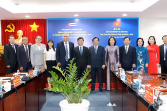 Lãnh đạo Ủy ban nhân dân tỉnh Bình Dương và lãnh đạo Chính quyền tỉnh Artemisa chụp hình lưu niệm
