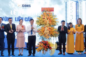Chủ tịch Ủy ban nhân dân tỉnh Bình Dương Võ Văn Minh (thứ 4 từ trái sang) trao lẳng hoa chúc mừng Trường liên cấp B.School.