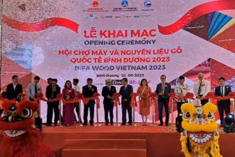 Nghi thức khai mạc hội chợ.