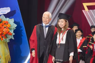 Nguyên Chủ tịch nước Nguyễn Minh Triết chúc mừng các tân cử nhân, tân kỹ sư.