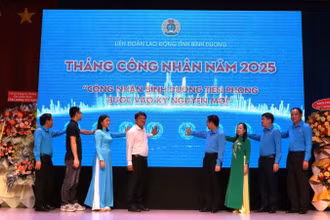 Các đại biểu thực hiện nghi thức phát động Tháng Công nhân 2025 tại Bình Dương.,