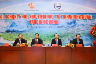 Lãnh đạo tỉnh Ninh Thuận và lãnh đạo tỉnh Bình Dương chủ trì hội nghị.