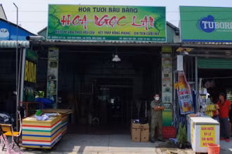 Hiện trường là cửa hàng hoa nghi án chồng sát hại vợ rồi tự tử. 