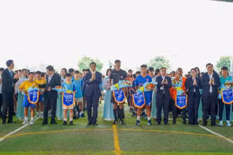 Các đại biểu và Ban tổ chức trao tặng hoa và cờ lưu niệm cho đại diện các đội bóng tham dự giải.