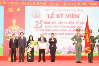 Thừa ủy nhiệm, Chủ tịch Ủy ban nhân dân tỉnh Bình Dương Võ Văn Minh trao Huân chương Lao động hạng Nhất cho Đảng bộ, chính quyền và nhân dân thành phố Dĩ An.