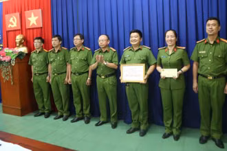 Lãnh đạo Công an tỉnh Bình Dương biểu dương và trao thưởng cho Ban chuyên án.