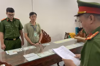 Tống đạt Quyết định Khởi tố bị can, Lệnh bắt bị can để tạm giam và Lệnh khám xét nơi ở đối với Lưu Hồng Sơn.