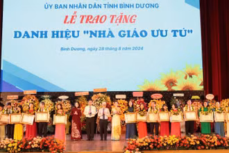Lãnh đạo tỉnh Bình Dương trao tặng danh hiệu “Nhà giáo ưu tú” cho các nhà giáo. 