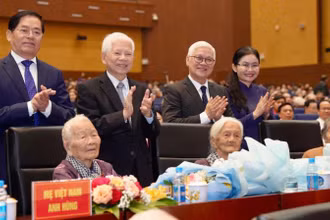 Nguyên Chủ tịch nước Nguyễn Minh Triết và các đại biểu trao hoa tặng các Mẹ Việt Nam Anh hùng. 