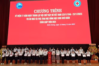 Lãnh đạo tỉnh Bình Dương trao học bổng cho học sinh có hoàn cảnh khó khăn. 
