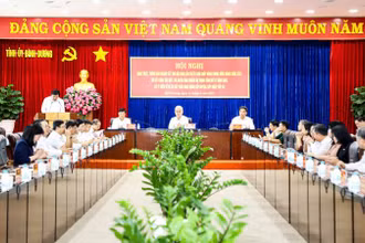 Thường trực Tỉnh ủy Bình Dương chủ trì hội nghị. 