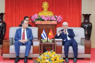 Bí thư Tỉnh ủy Bình Dương Nguyễn Văn Lợi (bên phải) trao đổi thông tin với đồng chí Rogelio Polanco Fuentes, Đại sứ Cuba tại Việt Nam. 