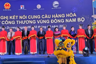 Các đại biểu thực hiện nghi thức khai mạc Hội nghị kết nối cung-cầu hàng hóa và Hội chợ Công thương vùng Đông Nam Bộ-Bình Dương 2023 