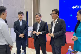 Phó Chủ tịch Thường trực Ủy ban nhân dân tỉnh Bình Dương Mai Hùng Dũng (thứ 2 từ phải sang) trao đổi với các doanh nghiệp nước ngoài.