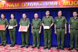 Đại tá Trần Văn Chính, Phó Giám đốc, Thủ trưởng Cơ quan Cảnh sát điều tra Công an tỉnh Bình Dương (ở giữa) trao thưởng cho các đơn vị. 