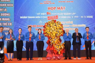 Nguyên Chủ tịch nước Nguyễn Minh Triết tặng lẵng hoa chúc mừng buổi họp mặt.