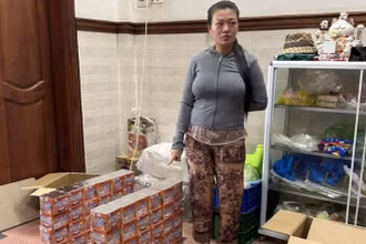 Đối tượng Trần Đặng Tú Trang và tang vật pháo hoa nổ.