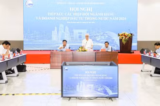 Đồng chí Nguyễn Văn Lợi, Ủy viên Trung ương Đảng, Bí thư Tỉnh ủy, Trưởng đoàn Đại biểu Quốc hội tỉnh Bình Dương phát biểu ý kiến tại hội nghị. 
