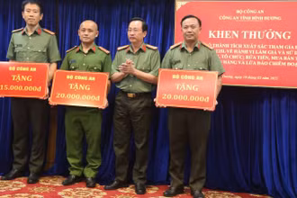Lãnh đạo Công an tỉnh Bình Dương trao thưởng của Bộ trưởng Công an cho Ban Chuyên án.
