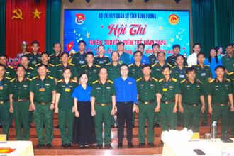 Các đại biểu chụp hình lưu niệm với đại diện các đội thi tuyên truyền.